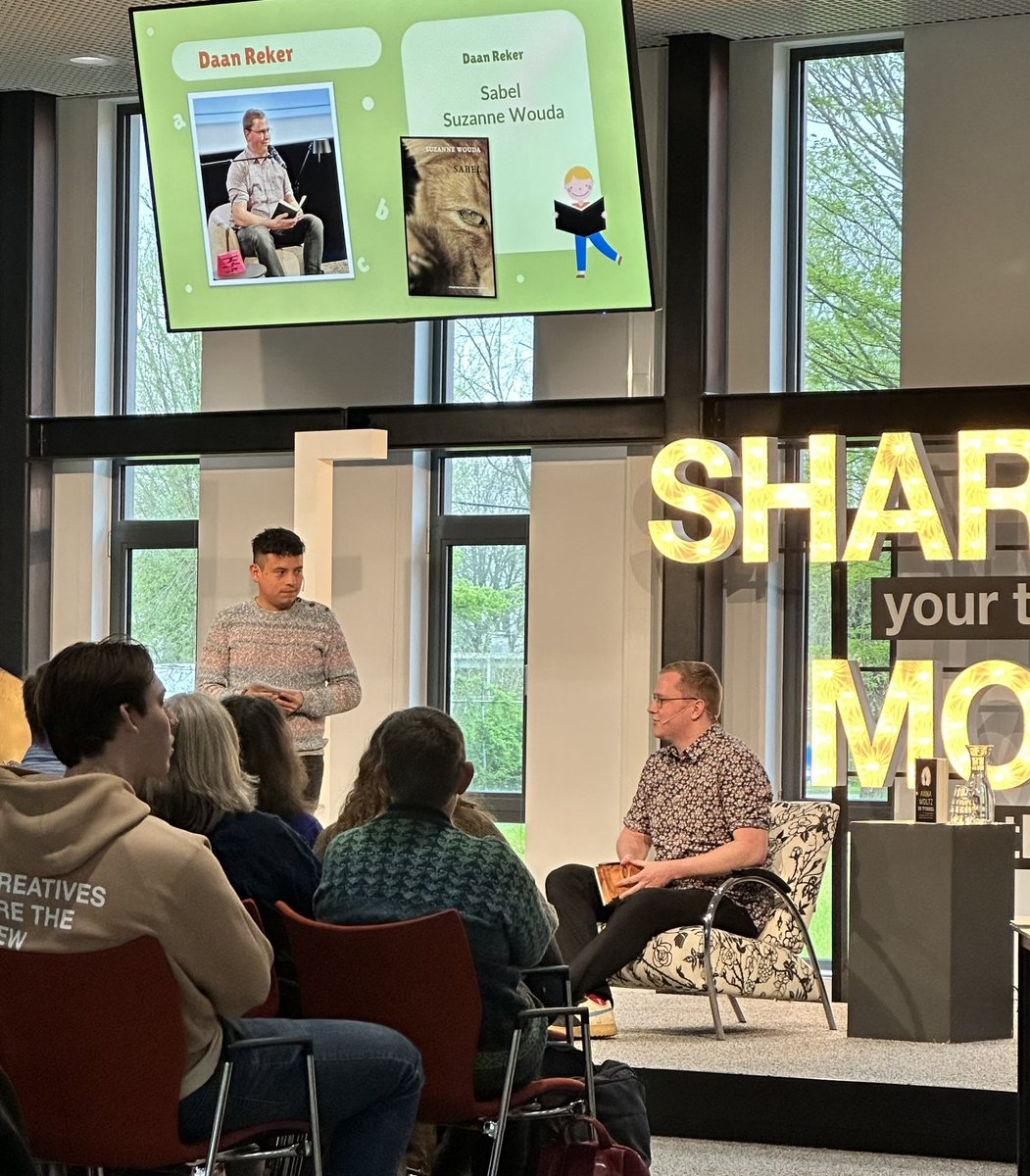 Voor de voorleeswedstrijd van noordelijke Pabo studenten begint eerst een interview met jurylid schrijfster Bibi Dumon Tak. Indrukwekkend om te luisteren naar de 2 kandidaten van <a href="/nhlstenden/">NHL Stenden</a> en @HanzePA #leesplezier @BiblionetGn