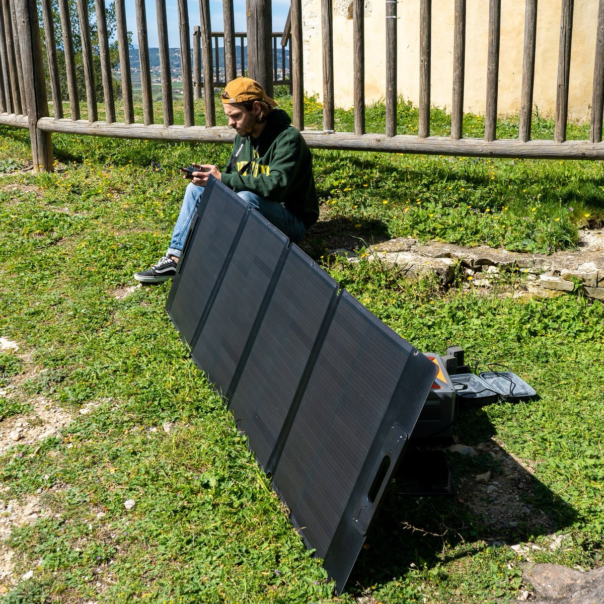 InfinityPowerFr's tweet photo. Ne manquez jamais une prise de vue 📷📷

Petite préparation nécessaire avant de capturer des plans époustouflants. 

Et cela, grâce à l'énergie solaire d'Infinity Power : 

rechargez tous vos accessoires pendant votre tournage vidéo et profitez au maximum de chaque instant ! https://t.co/r9k3bmfPWz