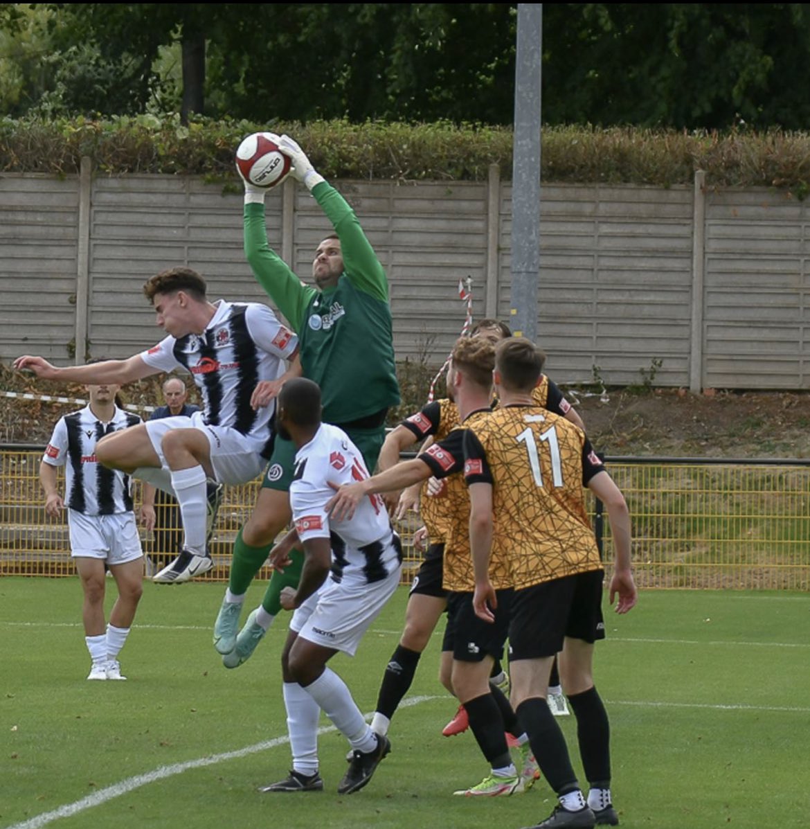 LewisAJKing's tweet photo. ⚽️ 2022/2023 Season:

▪️41 Appearances
🔸11 Clean Sheets
▪️Club Record for longest time without conceding a goal (540 minutes)
🔸Players’ Player of the Season 🏆

Thank you to everyone who made it possible 🙏🏻

@lborodynamofc @Bmunn93 @lewismcgugan1 🤝🏼 https://t.co/ONmAJ2BAL3