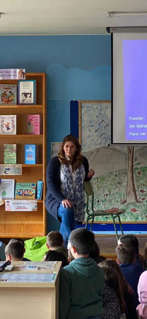 PSOECabezon_Sal's tweet photo. Hoy celebramos el #DíadelLibro en #CEIPRamónLaza con la visita de @ConchiRevuelta que está explicando a los más peques los entresijos de la creación de un libro y nos tiene a todos súper entregados. @F_JavierGI de #ConcejalíaEducacion de @aytocabezon está disfrutando con ellos ! https://t.co/tILYzJr2aH