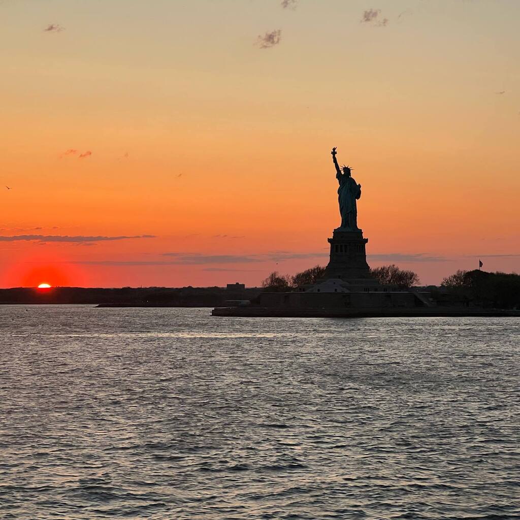 View of the #StatueOfLiberty during #sunset from the #StatenIslandFerry in #NewYorkCity, #USA. instagr.am/p/CrZ9HaguOKl/