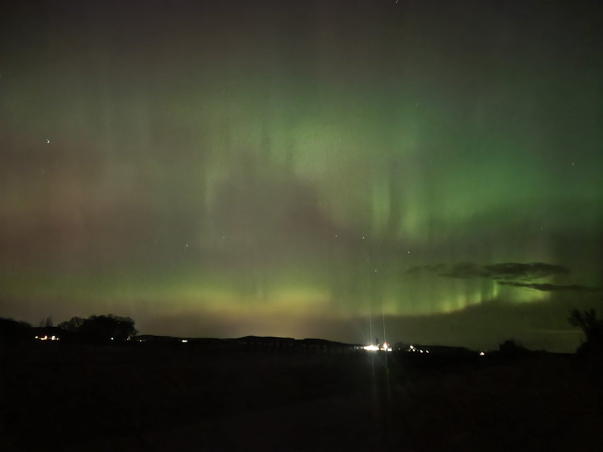 Rokcty's tweet photo. Every time I try to see the aurora it doesn't work but this time we got lucky. @Block141 https://t.co/Dw1urM6O7G