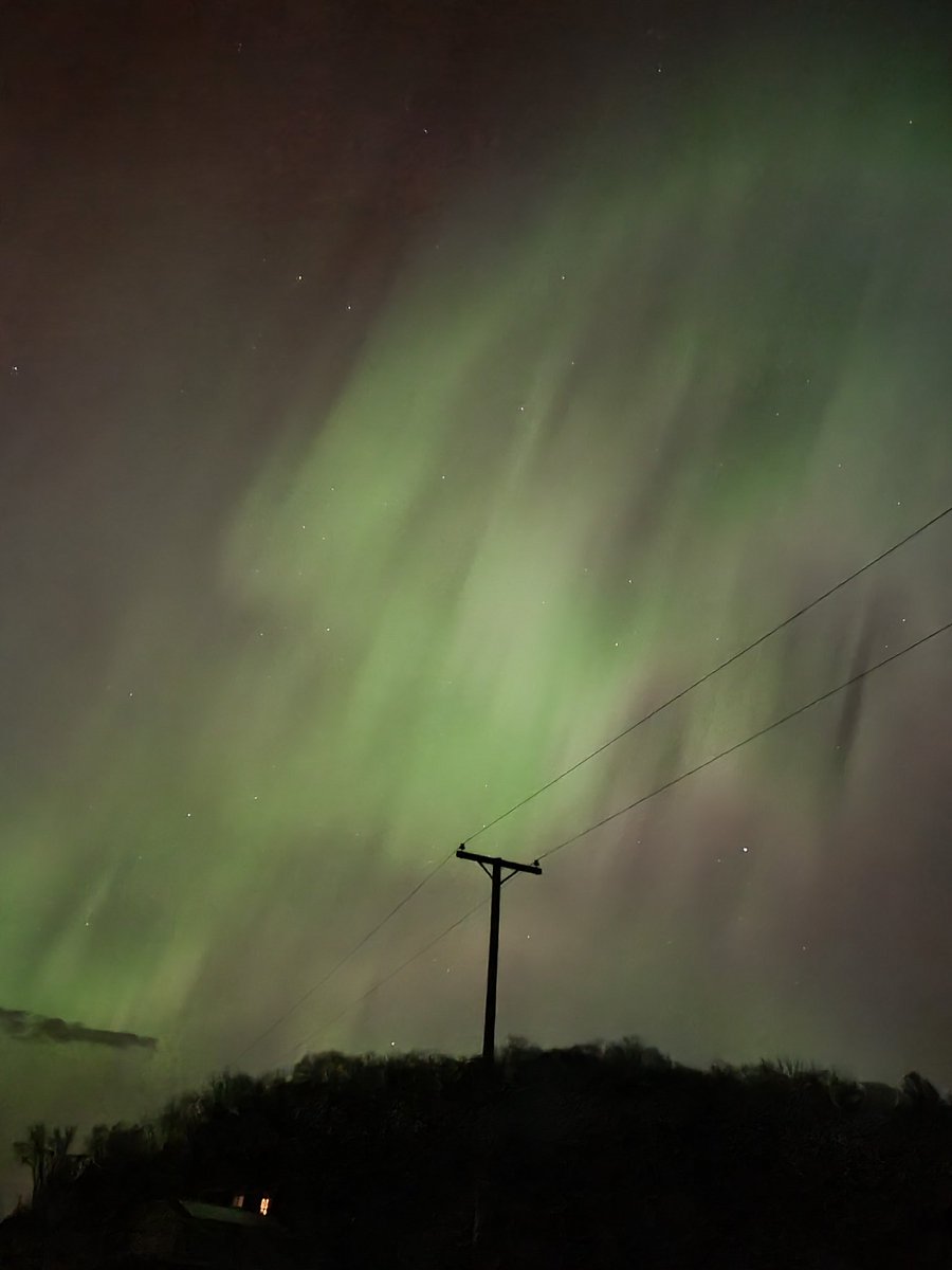 Rokcty's tweet photo. Every time I try to see the aurora it doesn't work but this time we got lucky. @Block141 https://t.co/Dw1urM6O7G