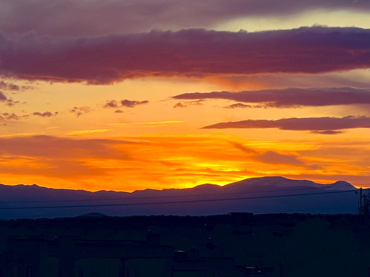 The colour of #SantaFe #sundown #rustyorange #hintofpink #midnightblue #mountains #roadtrip #NewMexico #itmustbesunday