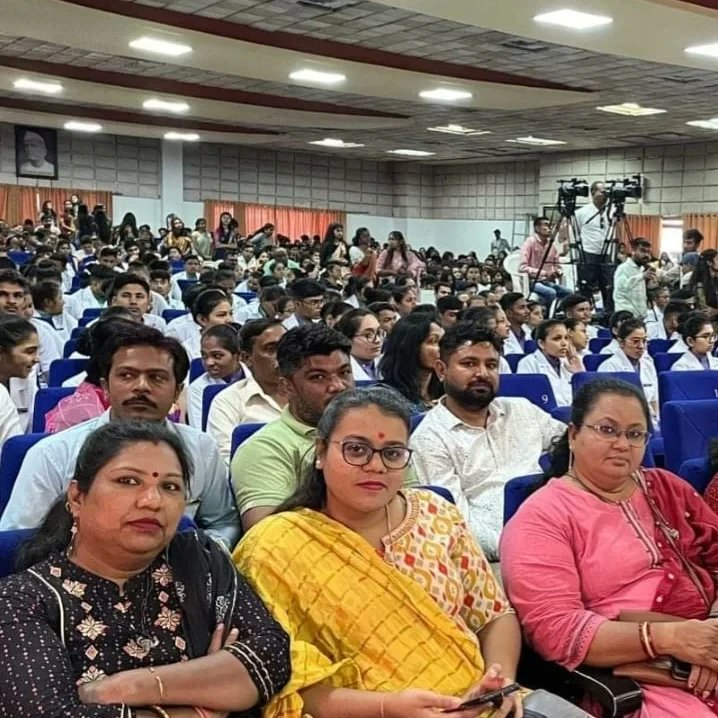 JashodaBen4596's tweet photo. સાયન્સ ઓફ નર્સિંગ પદવી સમારોહ દરમિયાન કર્ણાવતી મહાનગર અનુસુચિત જાતિ મોરચા ના અધ્યક્ષ શ્રી ભદ્રેશભાઈ ભાઈ મકવાણા ની ટીમ હાજર રહી https://t.co/FabiyVwxUS