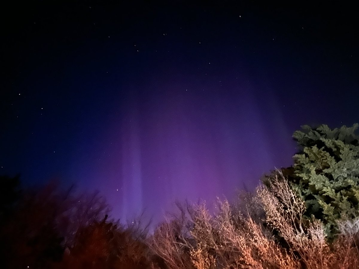 specterfive's tweet photo. Found a good spot away from the city to watch the northern lights and was not disappointed.  One of the coolest things I’ve seen in my life. https://t.co/VaDQru2WpU