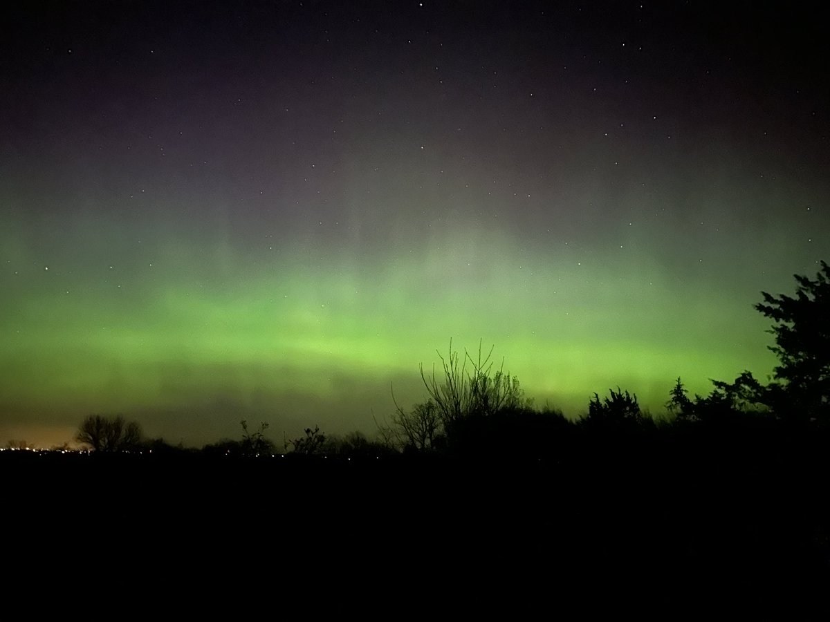 specterfive's tweet photo. Found a good spot away from the city to watch the northern lights and was not disappointed.  One of the coolest things I’ve seen in my life. https://t.co/VaDQru2WpU