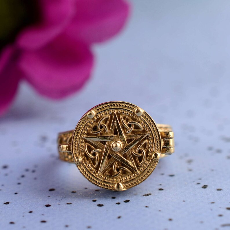 uniquekaja8650's tweet image. Exciting to Share My New Shop Rings 
Natural Star Poison Ring, Black Magic Ring, Openable Ring, Magician Ring, Gift For Women, #poisonring #Wizards 
#openable #giftyourself #starring #brassring