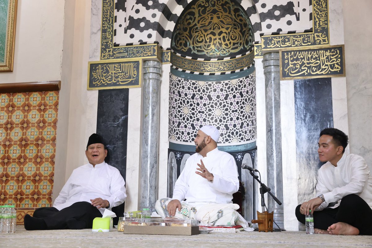 prabowo's tweet photo. Di kesempatan libur hari raya Idulfitri ini, saya dengan Mas Walikota Gibran dan jajaran pengurus DPP Partai Gerindra bersilaturahmi ke kediaman Habib Syech bin Abdul Qodir Assegaf di Solo. Suasana pertemuan kami begitu hangat, begitu ceria, penuh canda dan tawa ditemani kopi racikan spesial dari beliau.