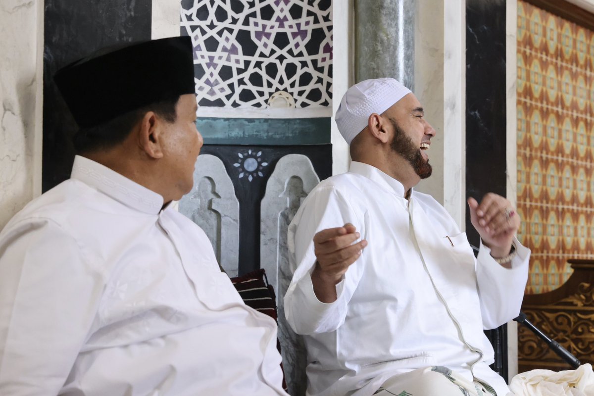 prabowo's tweet photo. Di kesempatan libur hari raya Idulfitri ini, saya dengan Mas Walikota Gibran dan jajaran pengurus DPP Partai Gerindra bersilaturahmi ke kediaman Habib Syech bin Abdul Qodir Assegaf di Solo. Suasana pertemuan kami begitu hangat, begitu ceria, penuh canda dan tawa ditemani kopi racikan spesial dari beliau.