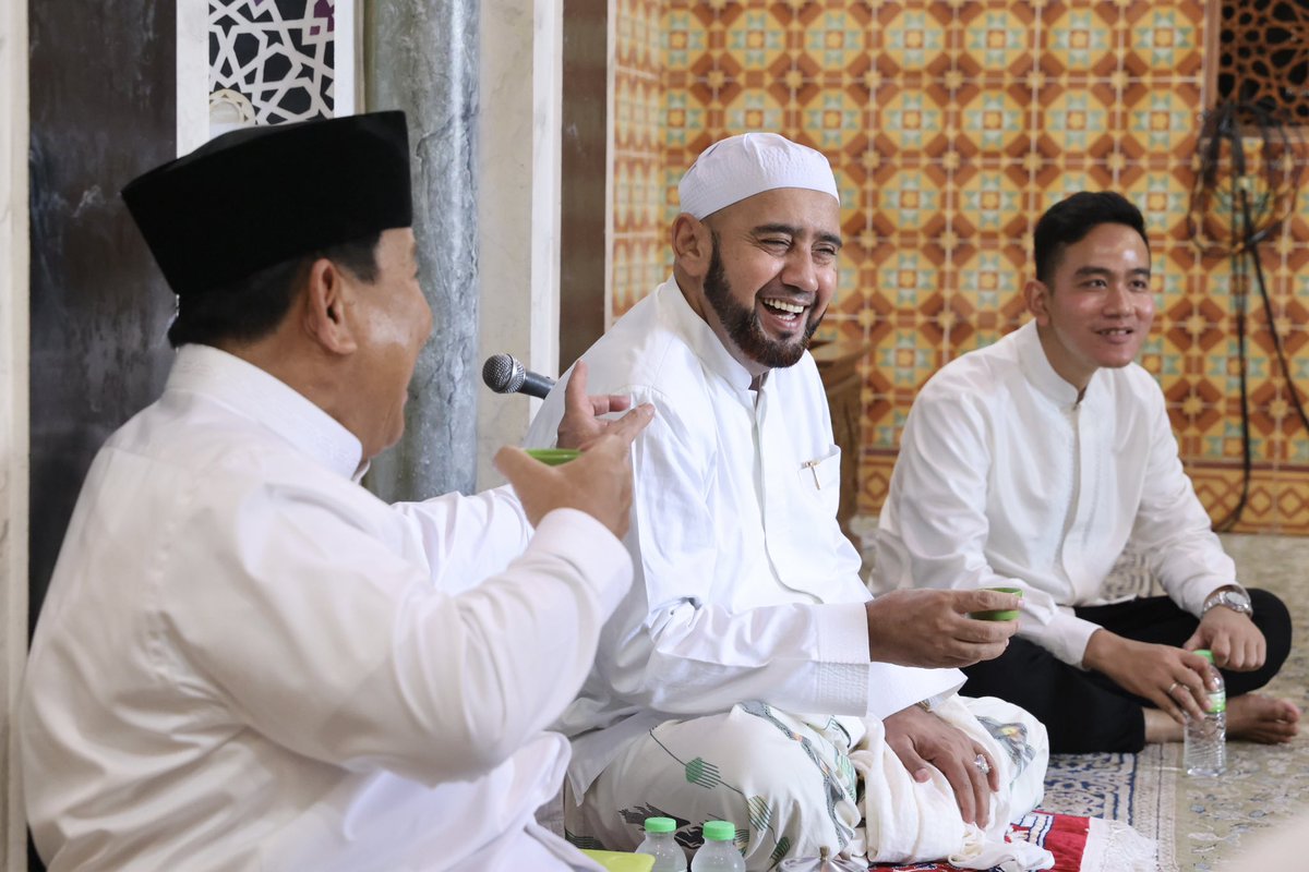 prabowo's tweet photo. Di kesempatan libur hari raya Idulfitri ini, saya dengan Mas Walikota Gibran dan jajaran pengurus DPP Partai Gerindra bersilaturahmi ke kediaman Habib Syech bin Abdul Qodir Assegaf di Solo. Suasana pertemuan kami begitu hangat, begitu ceria, penuh canda dan tawa ditemani kopi racikan spesial dari beliau.