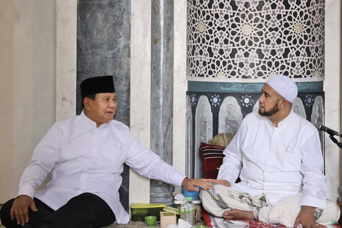 prabowo's tweet photo. Di kesempatan libur hari raya Idulfitri ini, saya dengan Mas Walikota Gibran dan jajaran pengurus DPP Partai Gerindra bersilaturahmi ke kediaman Habib Syech bin Abdul Qodir Assegaf di Solo. Suasana pertemuan kami begitu hangat, begitu ceria, penuh canda dan tawa ditemani kopi racikan spesial dari beliau.
