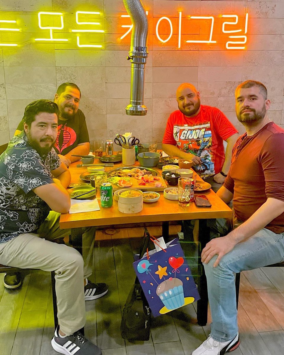 SocioRockstar's tweet photo. El shabo del cumpleaños eterno Jajajaja 🧔🏻‍♂️🇰🇷🥢 muchas gracias por el festejo y mis regalines chicos 🎁 Fotografía - @imrulink #CoreanFood #CoreanGrill #AsianFood #Beardmen #CubBear #Bear #ChubBaldAndAwesome #BearsOnInstagram #InstaBear #ImNotAbearNotYetAwoman #Gordito #Oso https://t.co/lp5Be6jSMr