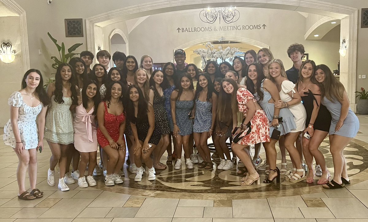 MsHWilliamson's tweet photo. FHS is headed out for our group dinner at DECA ICDC 2023! #decaicdc https://t.co/1HRWzmJkje