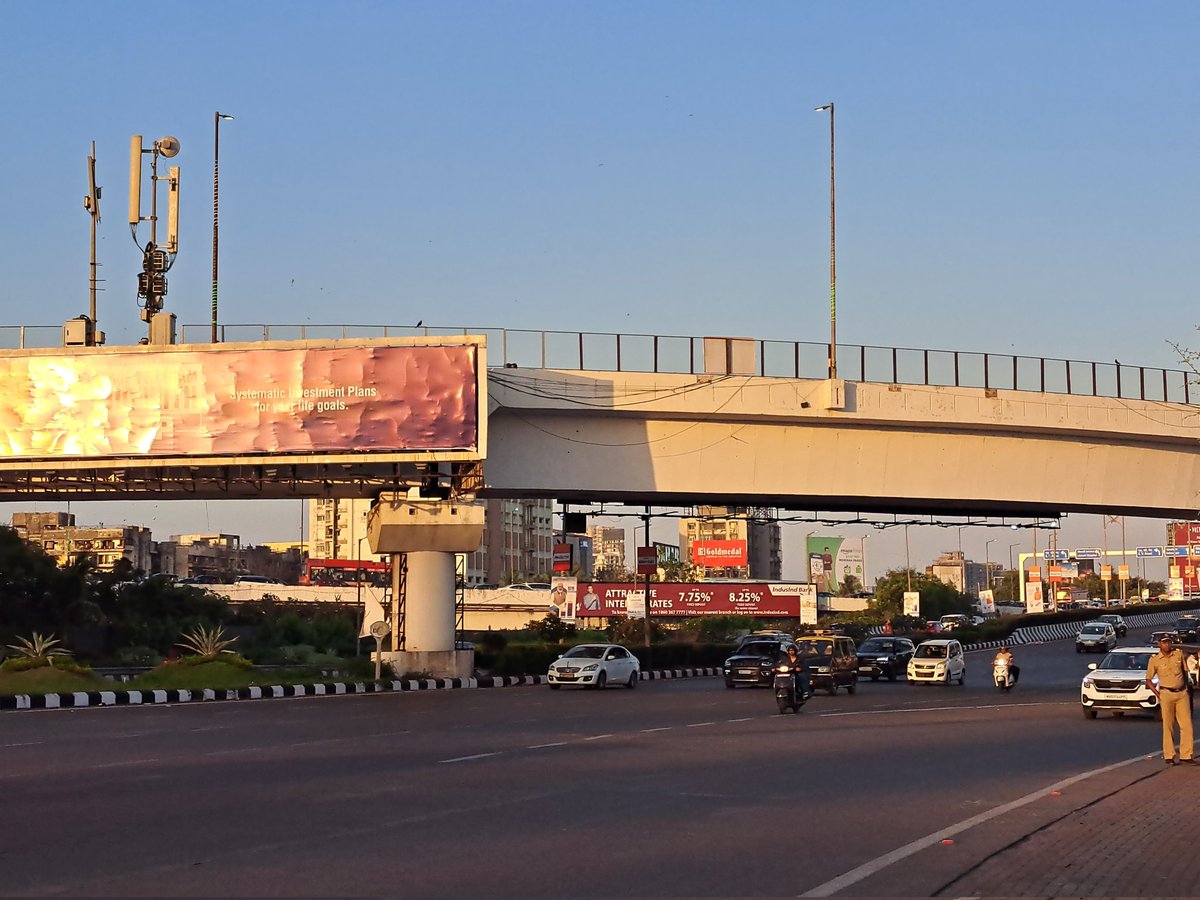 PotholeWarriors's tweet photo. Before &amp; After pic! 

Bandra reclamation Ubridge 
#Potholewarriors https://t.co/5r2sthPNKt