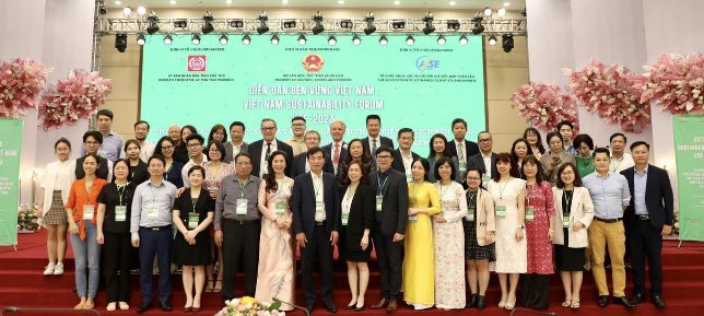 conan_herve's tweet photo. #VietnamSustainabilityForum organisé par @avseglobal à #PhuTho sur le développement #touristique et #culture #patrimoine :présentation des outils @AFD_France pour accompagner au 🇻🇳 les projets provinciaux initiés dans le cadre de la #CooperationDecentralisée ou avec des #ONG 🇫🇷 https://t.co/tcB9hn8OYR