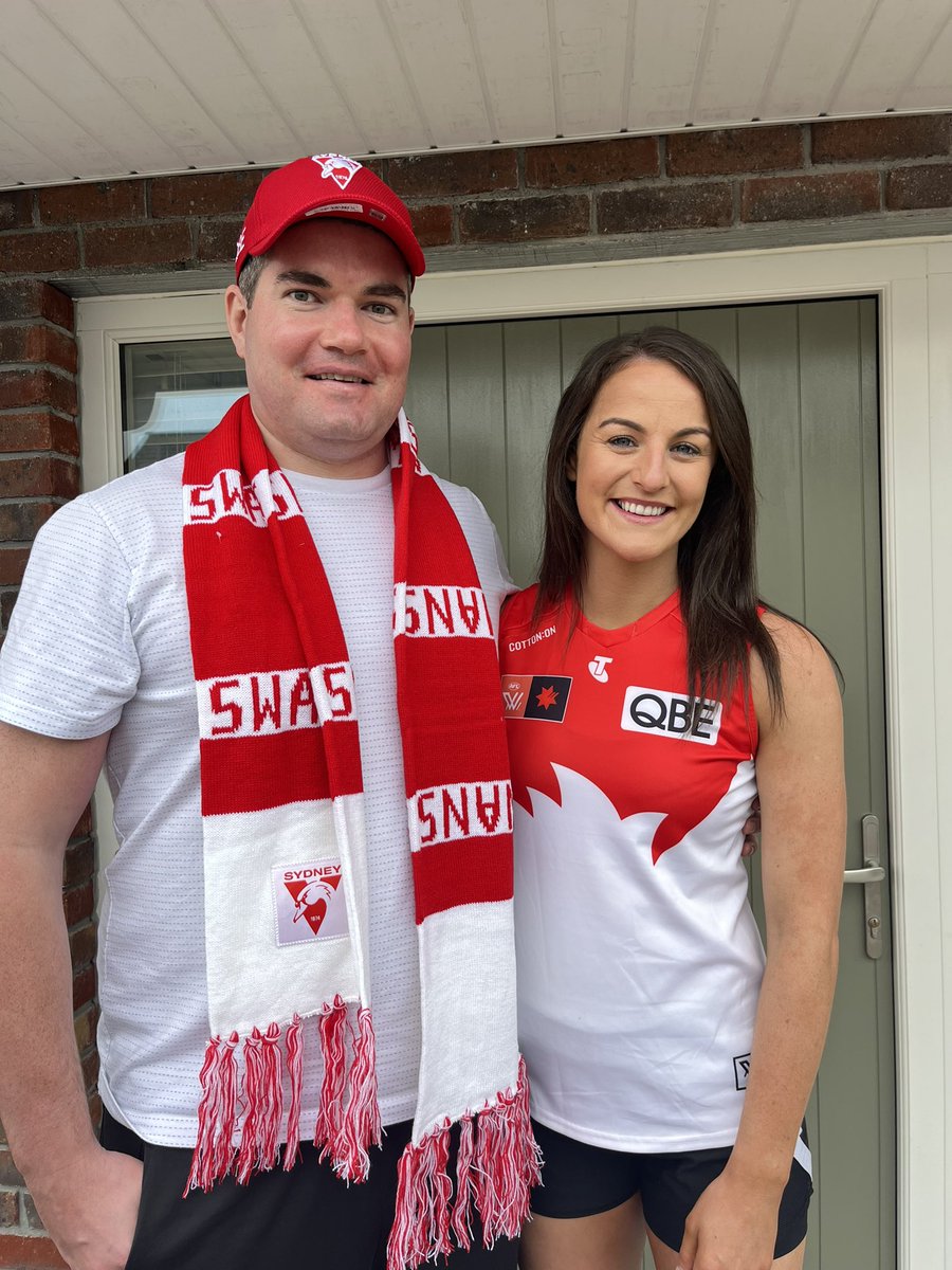 SydneySwansAFLW's tweet photo. How good is this?!

Our Irish contingent repping the red and white with their families back home! 🇮🇪 

#Bloods https://t.co/82i3XcOldl