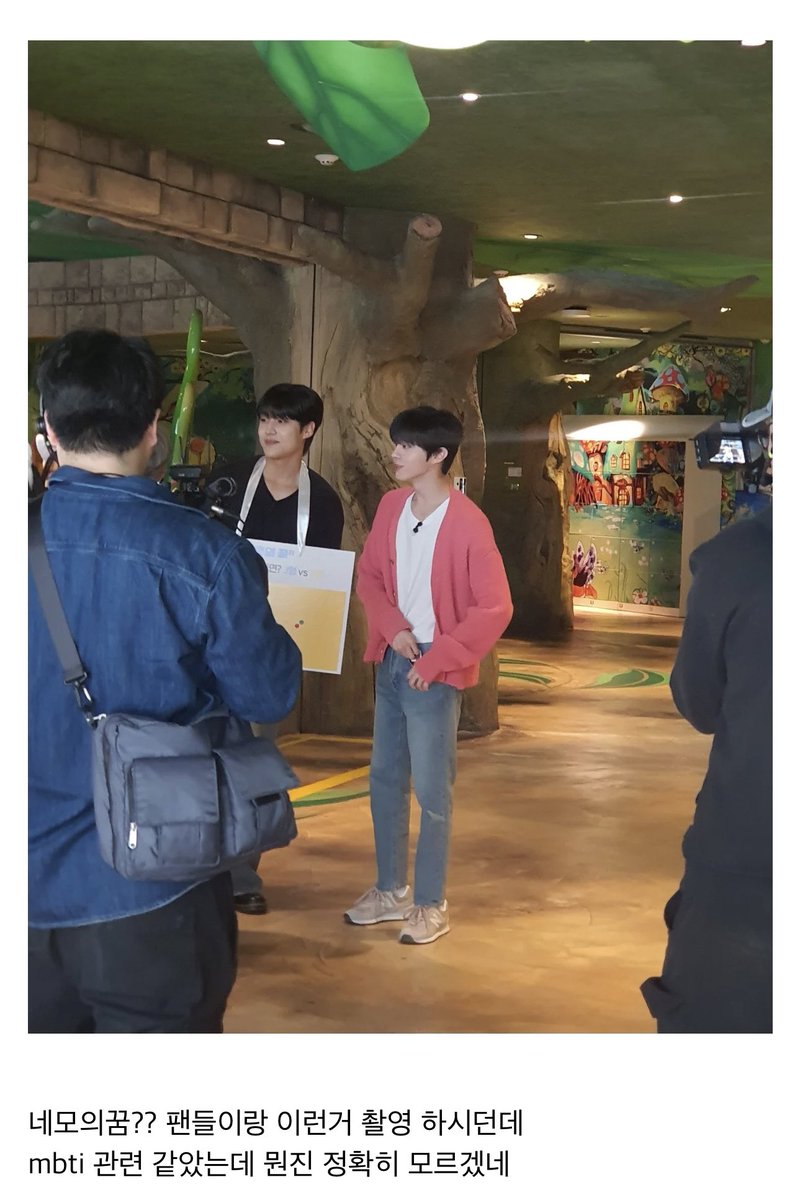 zhouxxxxxxxx's tweet photo. Looks like Wooseok with Eunsang filming something for "Dream of Square" which Dongpyo hosts but where is Dongpyo??? We X1 crumbs 😭😭❤️ https://t.co/ZGXZSk7ZSs