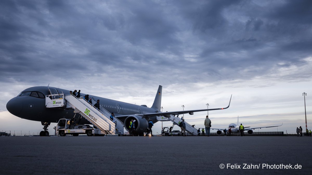 Auswärtiges Amt (@auswaertigesamt) on Twitter photo Um 6:15 Uhr sind 101 Deutsche, ihre Familien&Angehörige weiterer Partnerstaaten mit einem A321 von <a href="/Team_Luftwaffe/">Team Luftwaffe</a> in Berlin gelandet. Sie wurden gestern zunächst aus #Sudan nach Jordanien ausgeflogen. Weitere Evakuierungsflüge sind geplant, solange die Sicherheitslage es zulässt Um 6:15 Uhr sind 101 Deutsche, ihre Familien&Angehörige weiterer Partnerstaaten mit einem A321 von <a href="/Team_Luftwaffe/">Team Luftwaffe</a> in Berlin gelandet. Sie wurden gestern zunächst aus #Sudan nach Jordanien ausgeflogen. Weitere Evakuierungsflüge sind geplant, solange die Sicherheitslage es zulässt