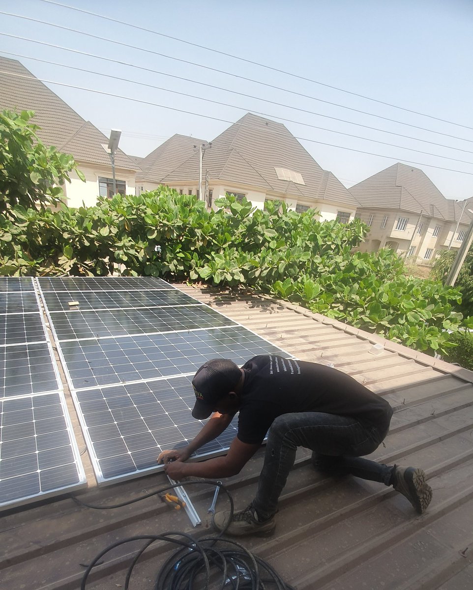 ayenobong's tweet image. What makes us unique? If it concerns solar power. We have  a solution to every problem. 

Take a peek into the solution we came up with when our client said he didn&apos;t have roof space for the panels.
