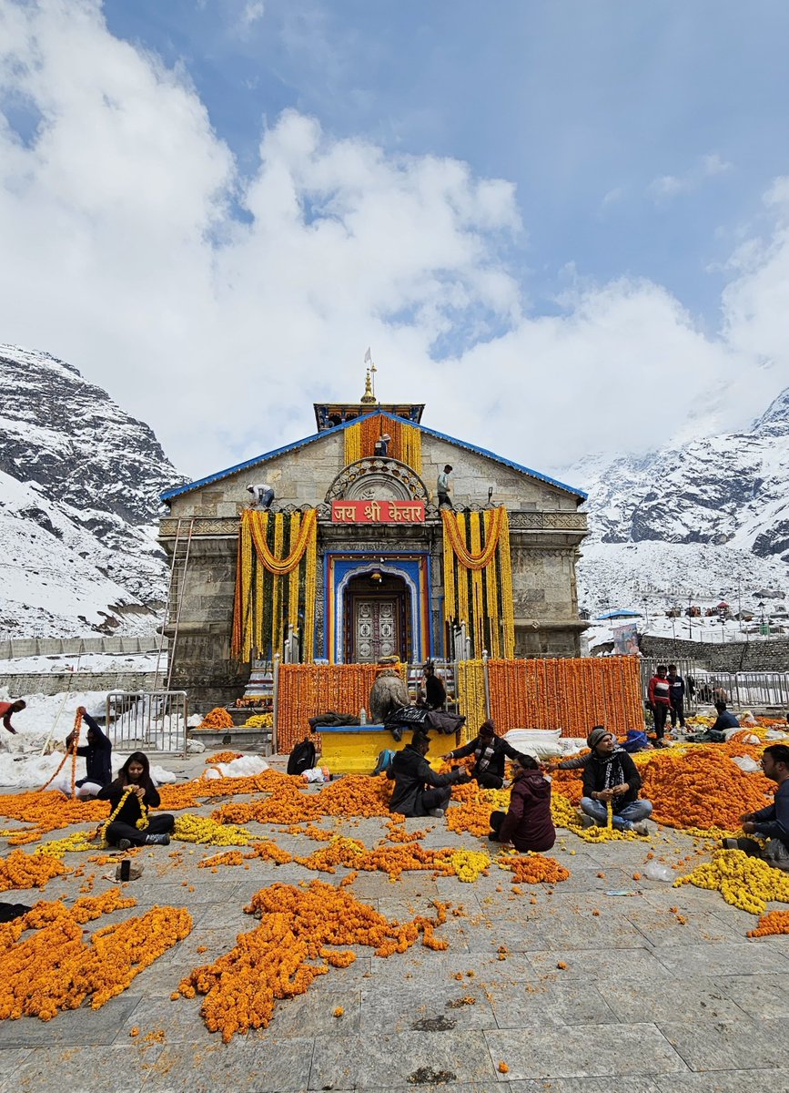 Babu_Bhaiyaa's tweet photo. Reached Kedarnath. Preparations are going on for tomorrow's door opening ceremony. Lots of snow this year. #Kedarnath https://t.co/bzLpfEutl1