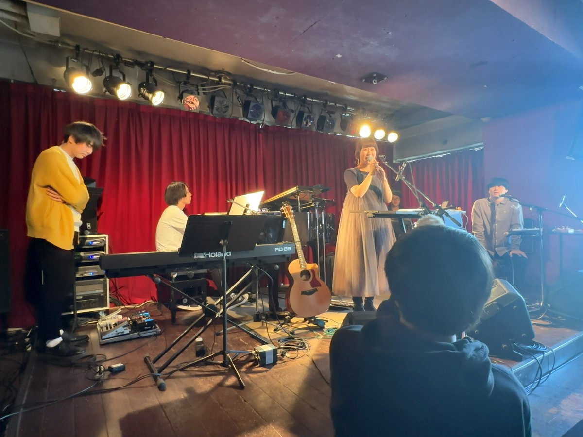 tama_zoh's tweet image. 2023/04/23 昼
渋谷
#7thFLOOR
#Euphoria
#森ちひろ
#ウオウサオウ
森ちひろさんバースデーランチライブでした！
バンドむっちゃカッコ良かったです‼️
美味しいケバブ丼をいただきました🥣
ウオウサオウのこなつさんとイケダさんの美しいハーモニーはいつまでもずっと聴いていられる心地良さ♪