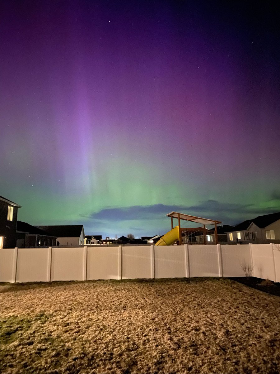 KUTV2News's tweet photo. We are blown AWAY by these pics of northern lights over Utah! Thank you to everyone sending your photos at https://t.co/rfXQN8Df2K ! 🌌🤯

See our FULL gallery here 📷https://t.co/aE6n9tU61Y 

📸1: Austin Lloyd
📸2: Skyler Jensen
📸3: : Shanda Lyman https://t.co/zrz0pq5KsO