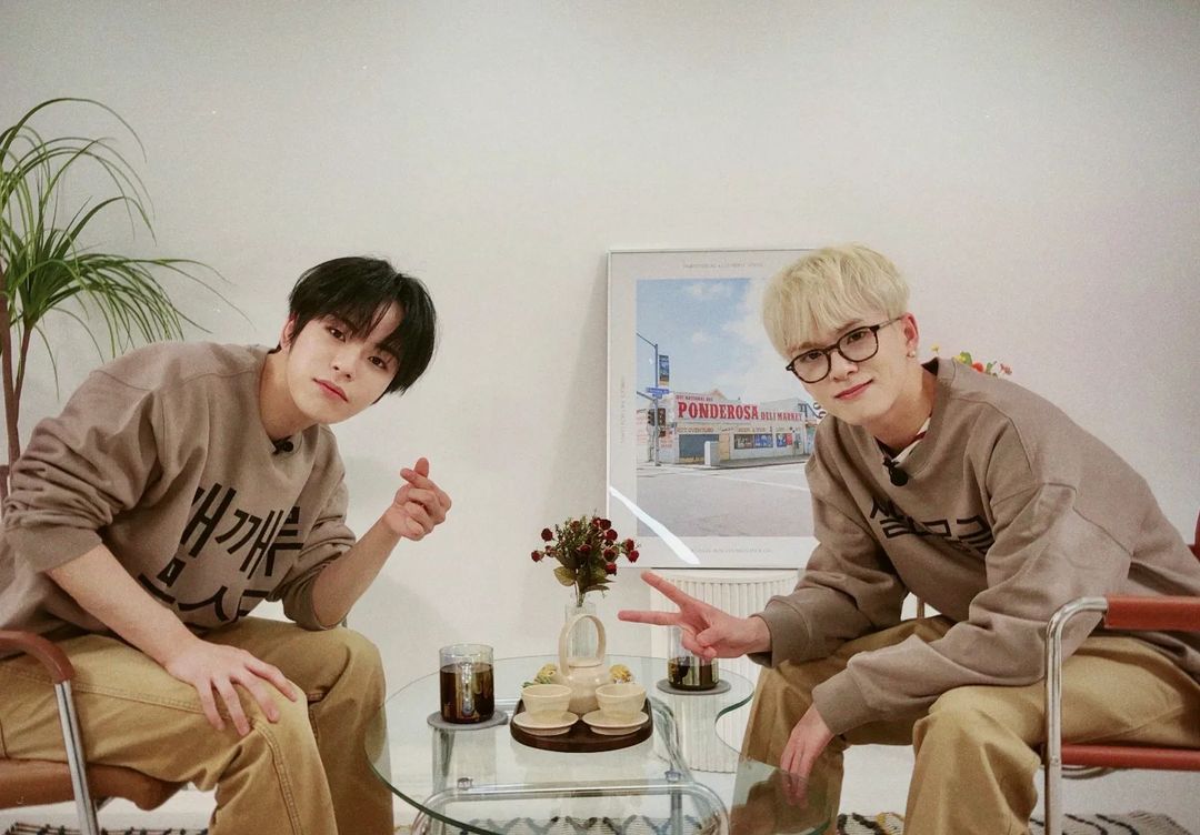 01's best-friend wearing the same brown sweaters on T-Talk.