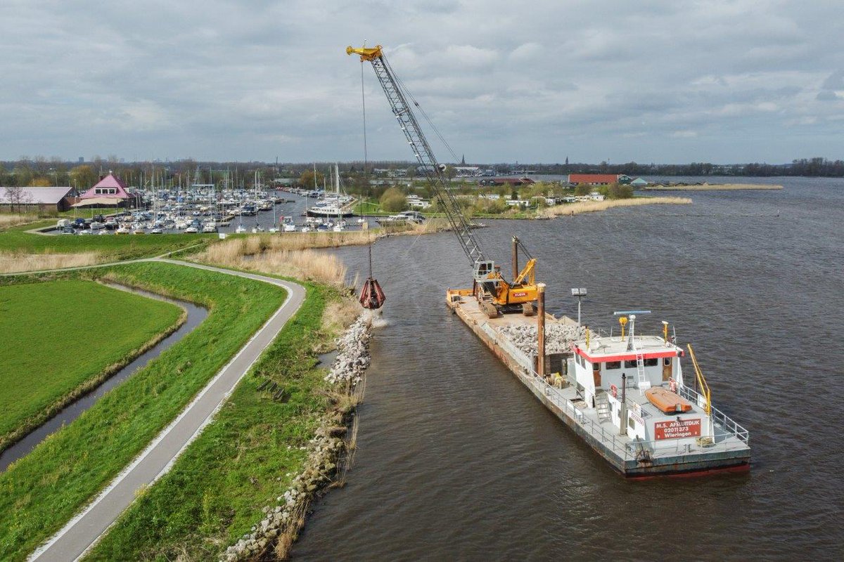 KleinWieringen's tweet photo. In opdracht van @WaterschapHHNK is ons kraanschip M.S. Afsluitdijk bezig ruim 2000 ton breuksteen aan te brengen langs de stortbermen van het Alkmaarder- en Uitgeestermeer. https://t.co/WmKK71KeJT