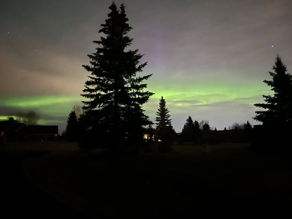 hobbes306's tweet photo. Look up! #NorthernLights https://t.co/sbRxSprVqx