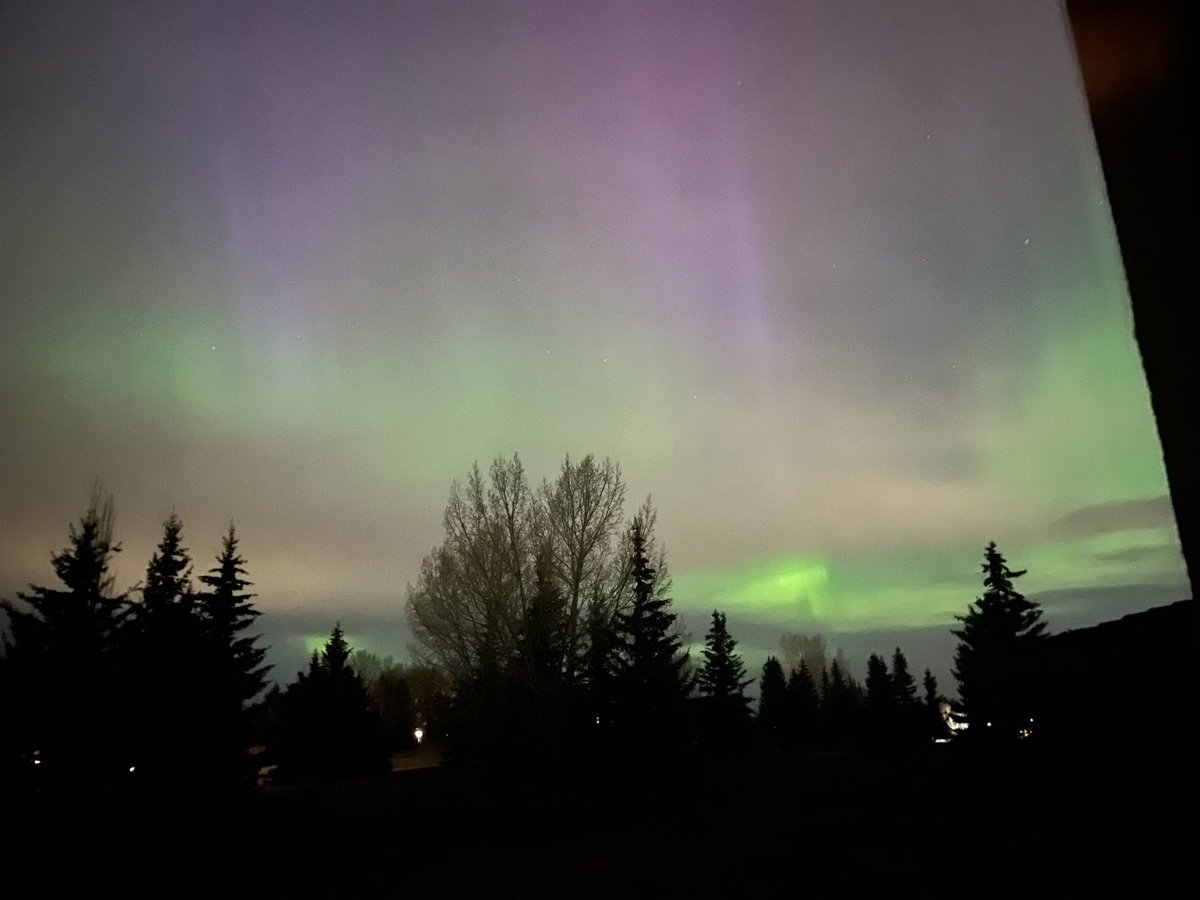 hobbes306's tweet photo. Look up! #NorthernLights https://t.co/sbRxSprVqx