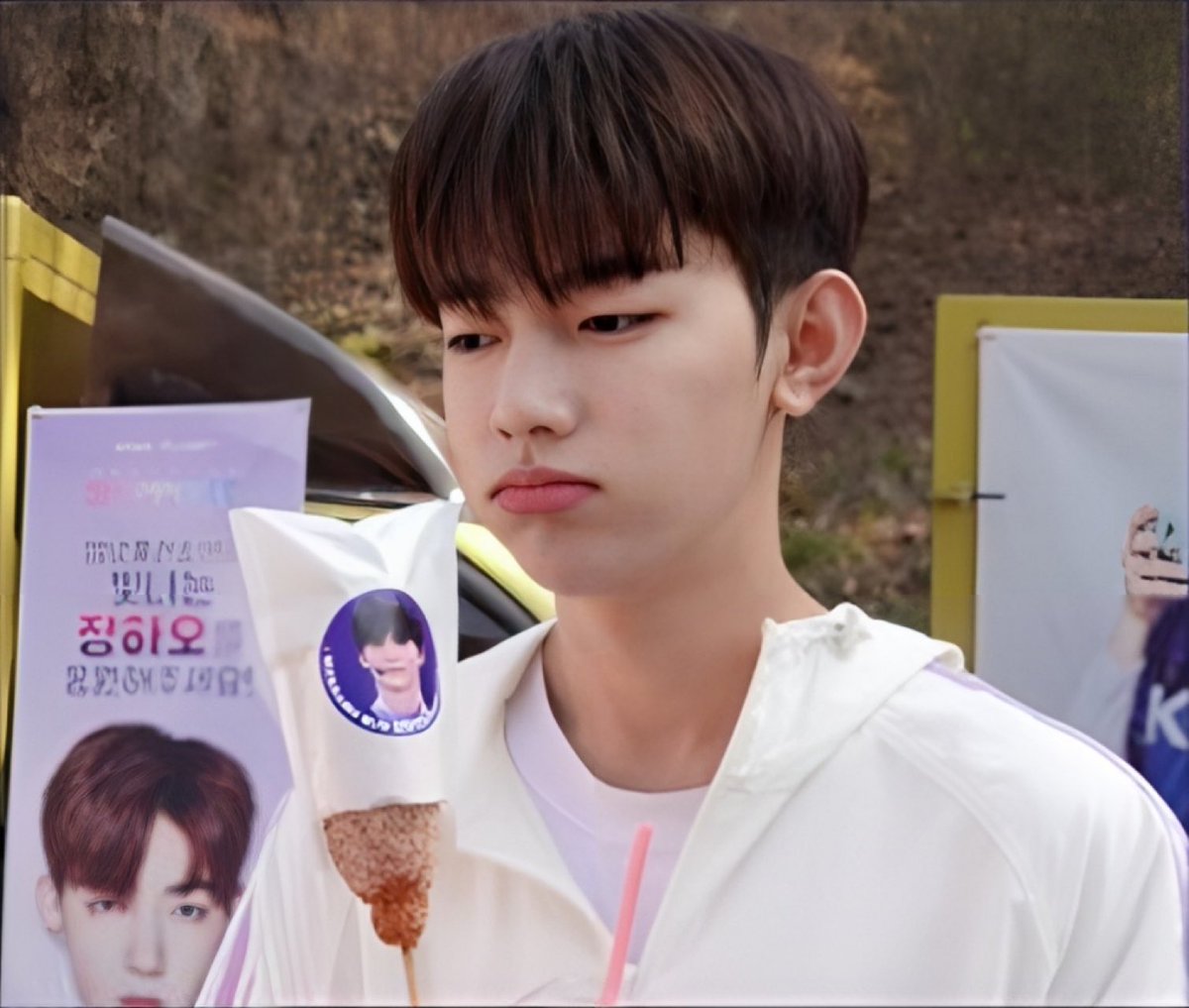 windecember10's tweet photo. Believe me U guys falling for his cuteness n not even notice he chose the food with hanbin pic. https://t.co/szRU96kCJQ