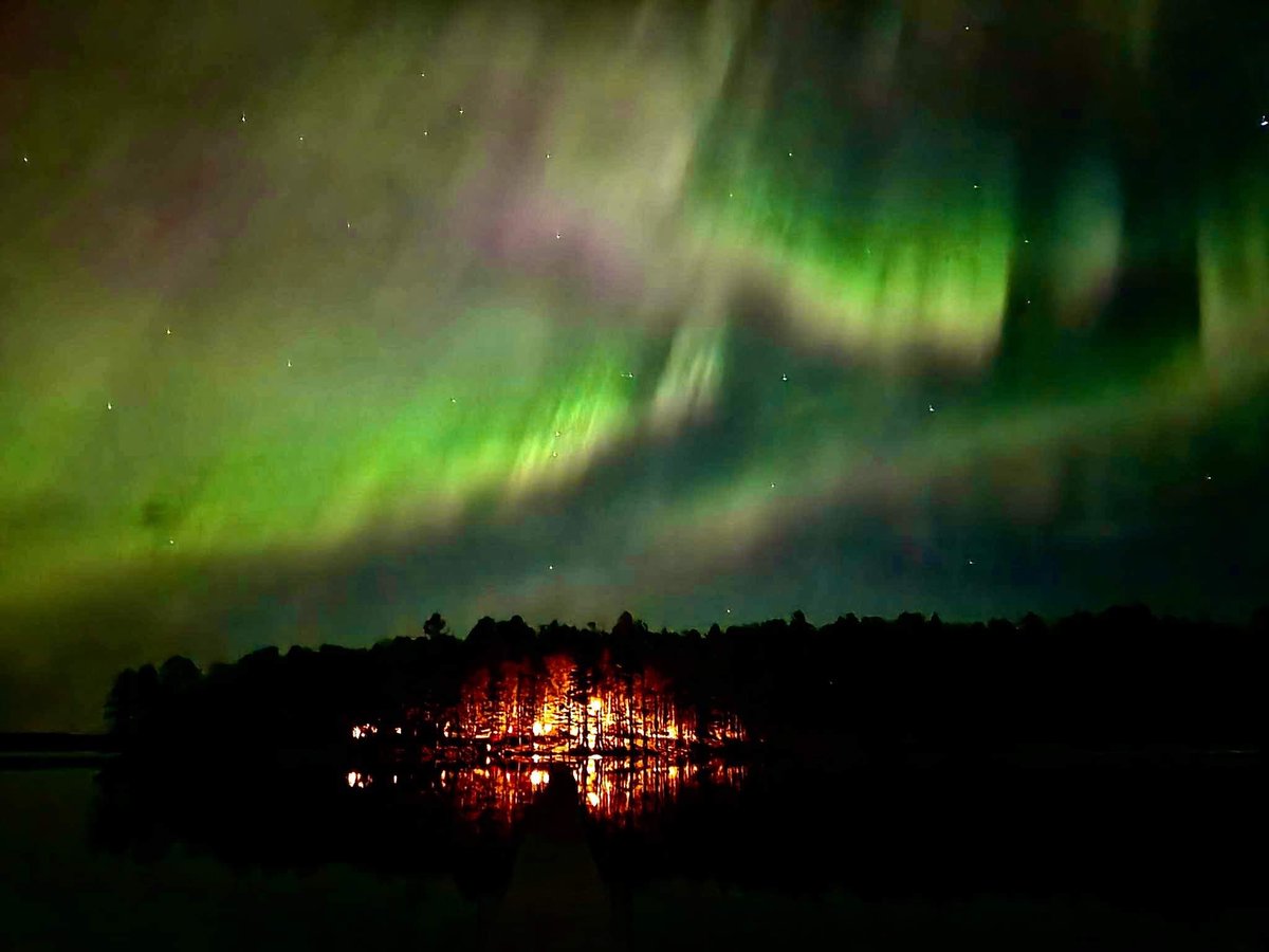 EmileeOfficial's tweet photo. the northern lights made an extravagant appearance once again tonight! https://t.co/FzGC12PNVi