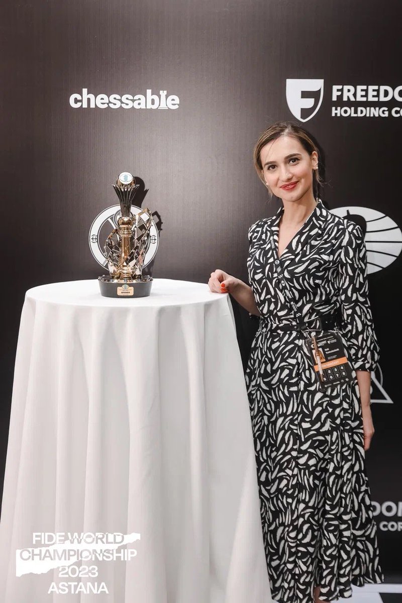 Keti Tsatsalashvili presents the trophy of the 2023 FIDE World