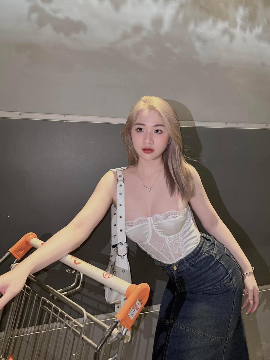 Cặp vú xệ lắm rồi bú cho căng lại con đĩ này dâm lắm