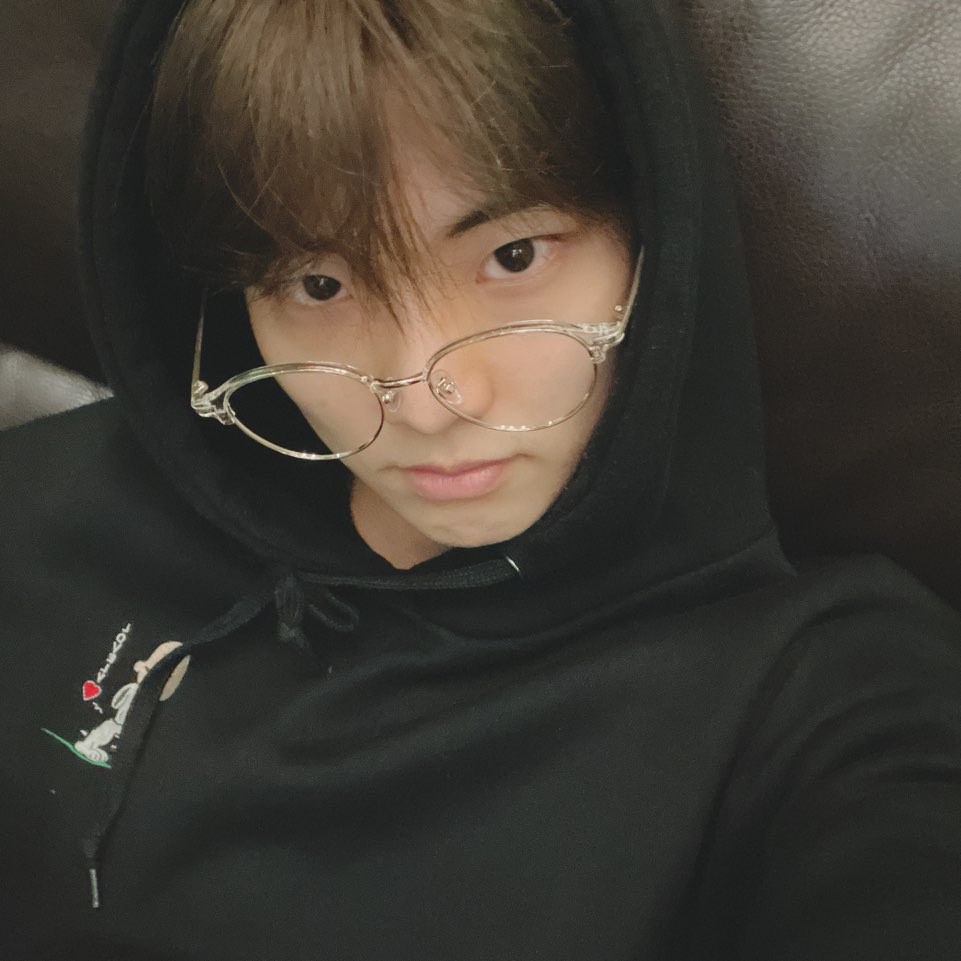 thetenthwish's tweet photo. แว่นคาด แว่นไม่มีเลนส์ แว่นแตก แว่นแบบไหนก็เอาอยู่หมด คิวเดอะบอยค่ะ https://t.co/1pSCd1PUKQ