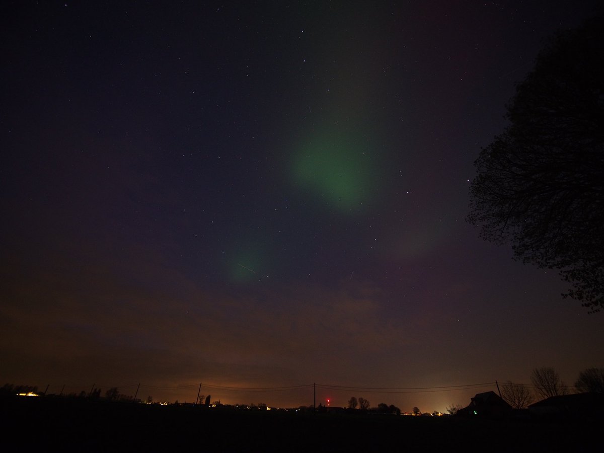 MeteoWard's tweet photo. Wow! Gisterenavond en begin afgelopen nacht was er #poollicht te zien. Deze foto is gemaakt in #Stavele (#Alveringem) door Karel Dewaele. https://t.co/2FpWykB547