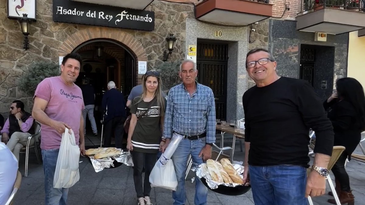 aampramadrid's tweet photo. Gracias al Asador del Rey Fernando por traernos estas grandes paellas 🥘🥘para todos y alegrarnos el Domingo
#VidasRotas 
.
.
.
#aampra #metromadrid #solucionesya https://t.co/ZPAWnl3U9G