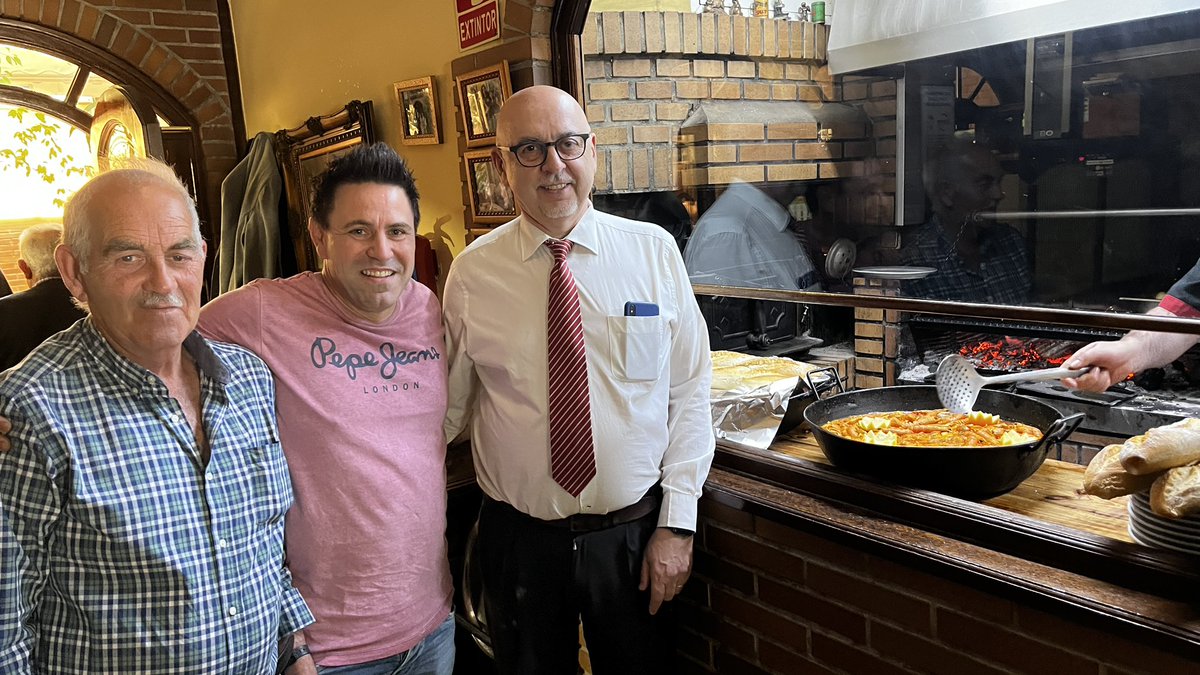 aampramadrid's tweet photo. Gracias al Asador del Rey Fernando por traernos estas grandes paellas 🥘🥘para todos y alegrarnos el Domingo
#VidasRotas 
.
.
.
#aampra #metromadrid #solucionesya https://t.co/ZPAWnl3U9G