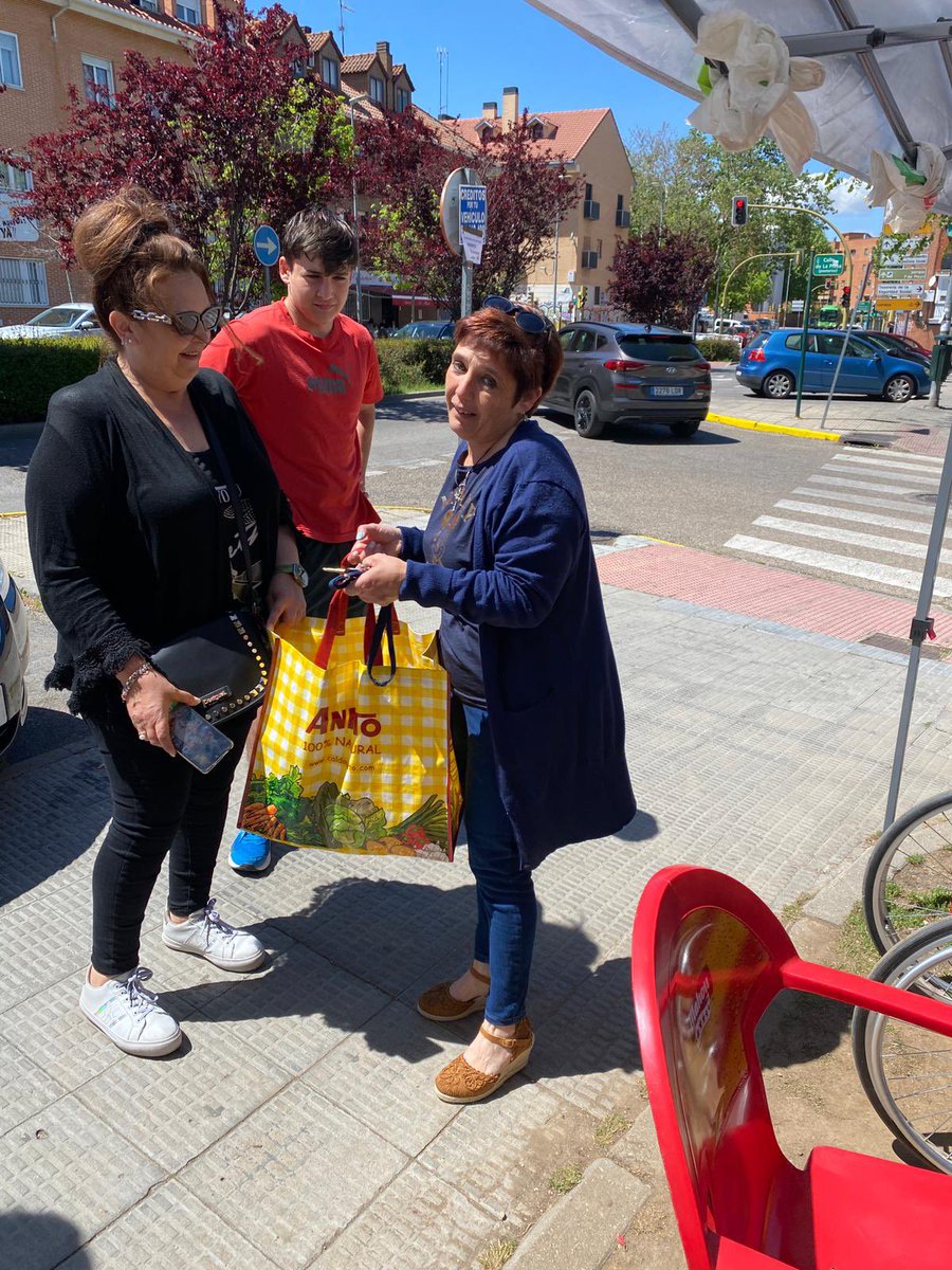 aampramadrid's tweet photo. Gracias a nuestra gran vecina Pili por traernos estos ricos postres 🥧🥧#VidasRotas
.
.
.
#aampra #metromadrid #solucionesya https://t.co/gM6NYBJhX6