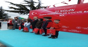 23 Nisan kapsamında düzenlenen yarışmalarda okulumuz 7-E sınıfı öğrencisi Hüseyin Alper ÖNDER şiir dalında Birinci, okulumuz 8-B sınıfı öğrencisi Yasemin TOPÇU ise resim dalında Birinci olmuşlar ve hediyelerini ilimiz valisi Sayın Mustafa TUTULMAZ'dan almışlardır.