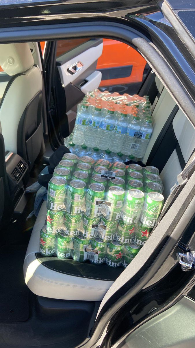 aampramadrid's tweet photo. Gracias a nuestro gran vecino Daniel Rabadán por traernos este arsenal de agua y bebida 🥤🥤🥤 #VidasRotas
.
.
.
#aampra #metromadrid #solucionesya https://t.co/HeXPG8AN8o