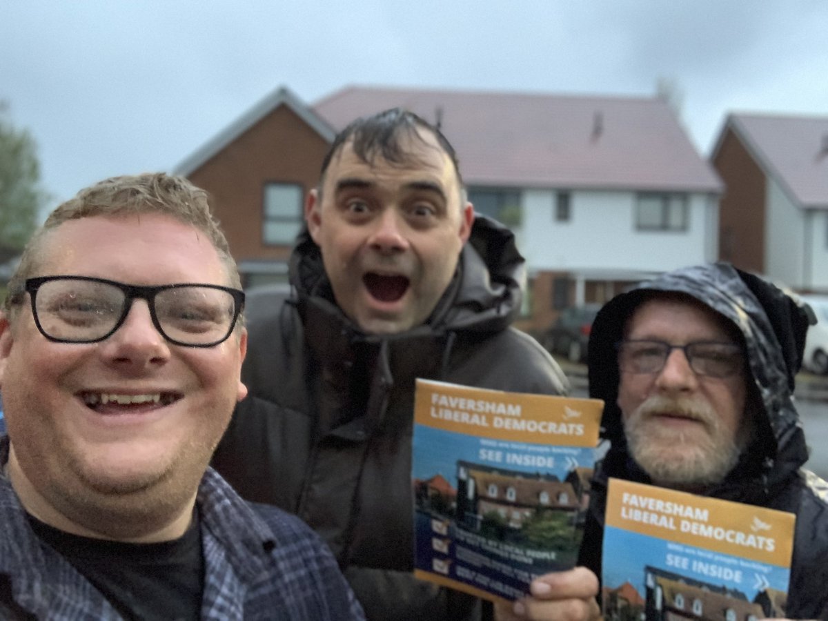 BenMartin_LD's tweet photo. A bit damp yesterday, but a warm reception from residents in Watling Ward. Residents really pleased with the work we’ve been doing over the last 4 years. Thanks to @JamesWillisLD for helping us. #Faversham #WatlingWard #VoteLibDem https://t.co/wac46MJo7i