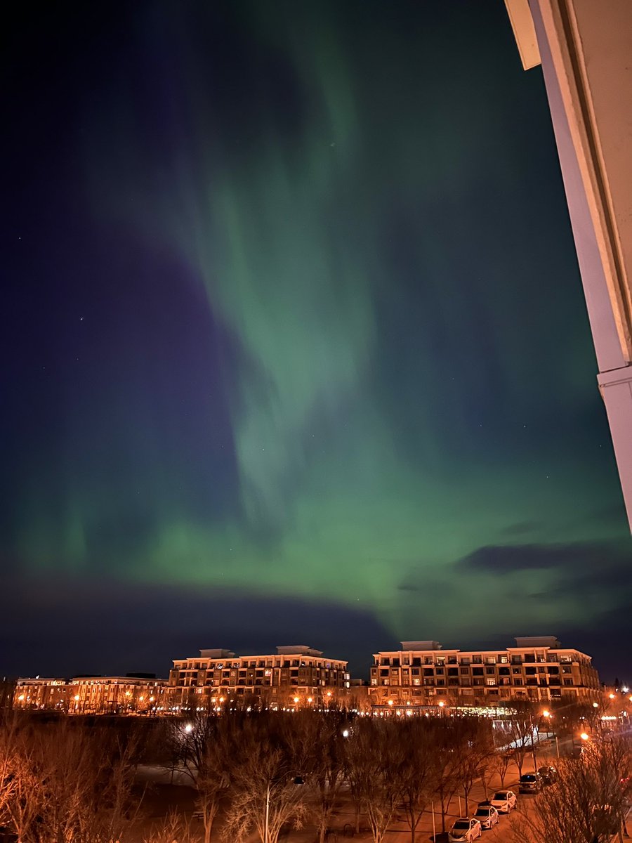 MeghanMcMaster's tweet photo. The most magical #AuroraBorealis. Even in inner city #bridgeland #yyc. 🥲😍 https://t.co/CWaZq4cn0a