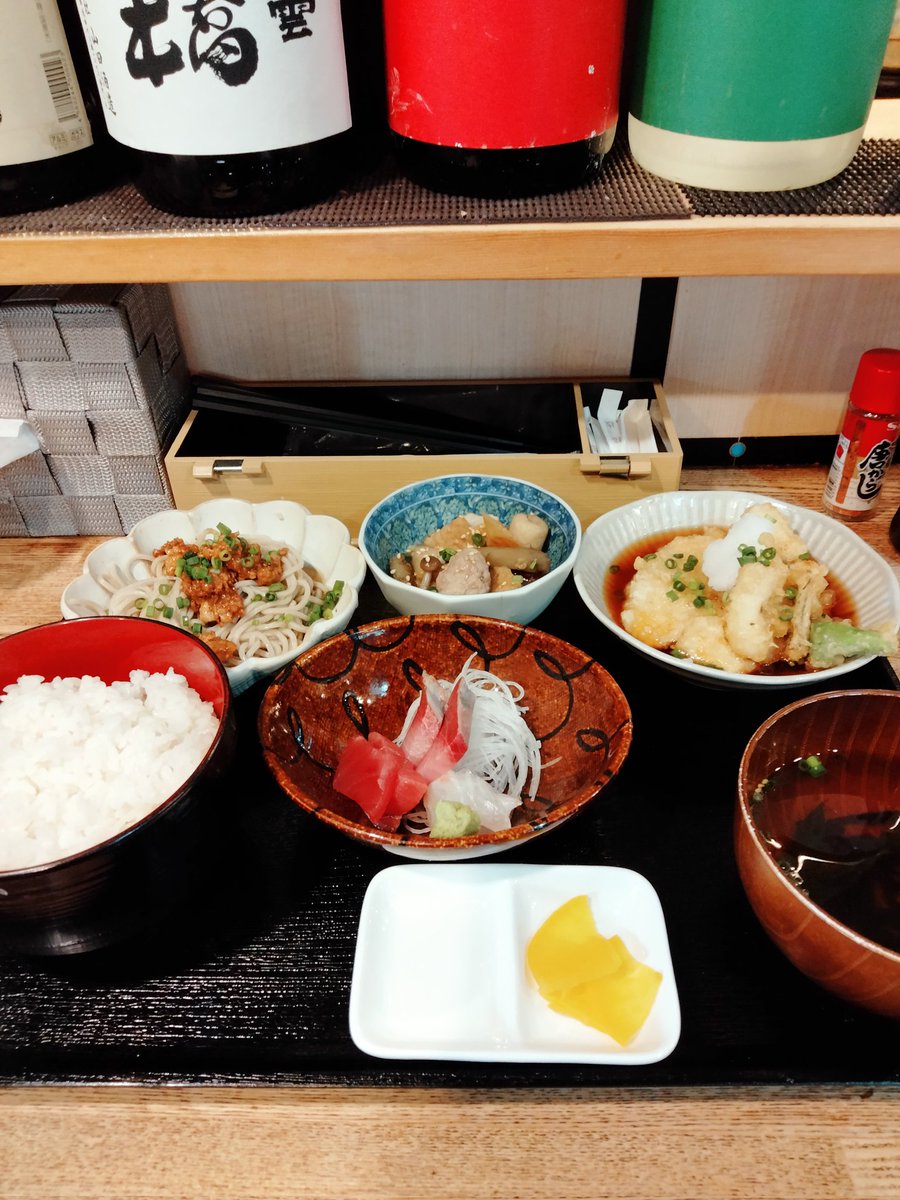 srart_invest's tweet photo. 本日のランチ
今日はお昼に会議があったのでいつもより遅め
穴子と自家製豆腐の揚げおろし
刺身皿
肉味噌そば
惣菜
＃居酒屋ランチ
＃相互フォロー https://t.co/ephnUJtt9H