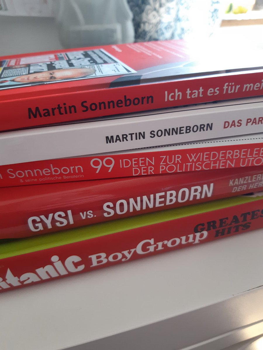 Wenn du 'Herr @MartinSonneborn geht nach Brüssel' einfach nicht beenden willst - weil es dann eben zu Ende ist, und stattdessen einfach alles andere von ihm liest, was du in die Finger bekommst.

#martinsonneborn #needtoread