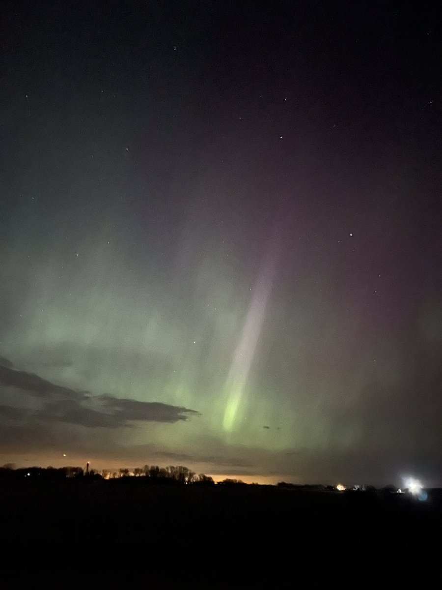 CR23XMaster's tweet photo. the aurora never let me down; also saw a meteor on the way home 💕
#mnwx #southernmn #aurora #nothernlights https://t.co/pwZ8MMIQAU