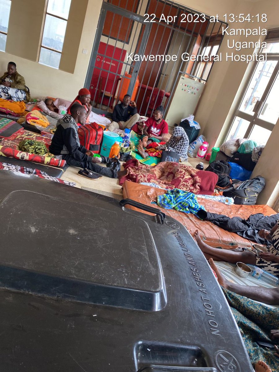DrsuunaD's tweet photo. #Deploymedicalinterns @DianaAtwine @JaneRuth_Aceng @MinofHealthUG @KagutaMuseveni 
Patients are stranded as medical intern doctors are not deployed to work on them some resort to private clinics https://t.co/dfOSleJXYw