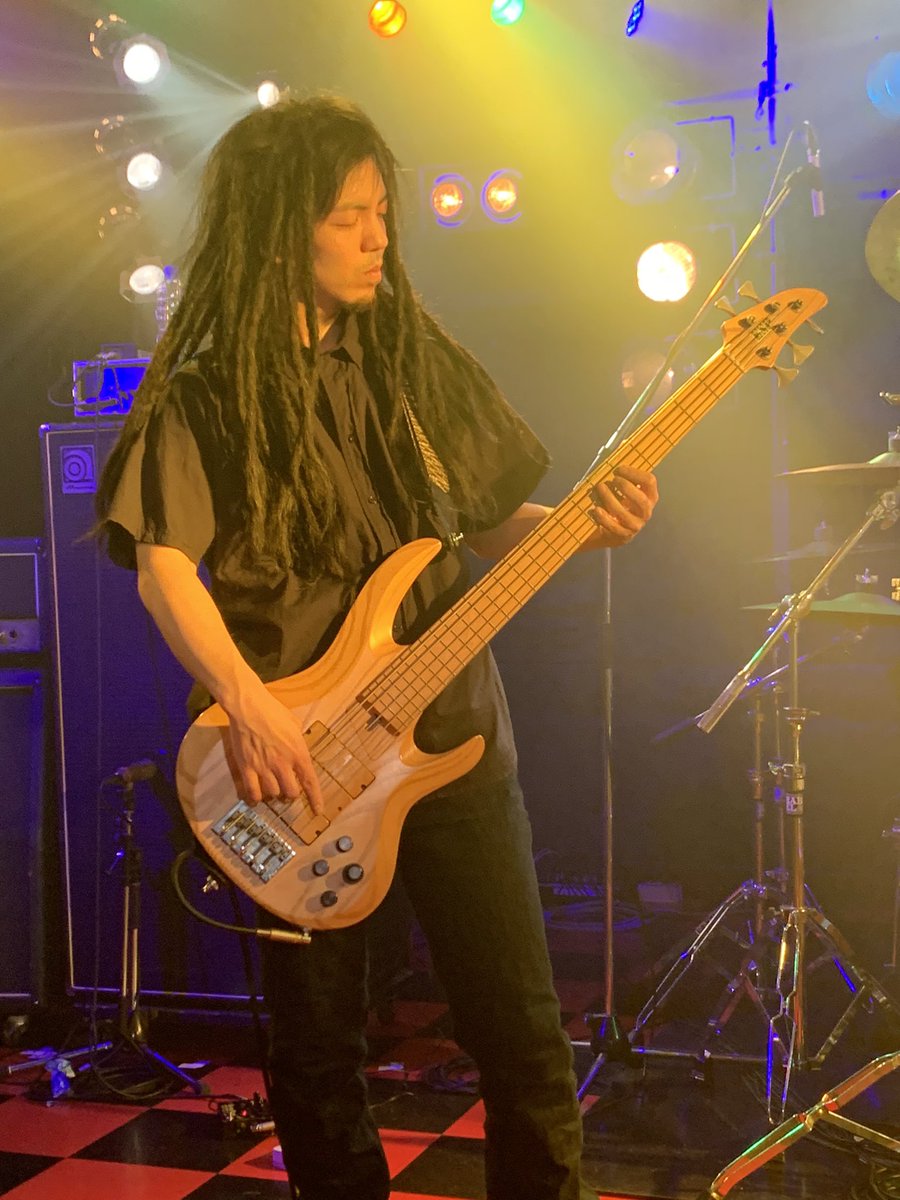 MuvTbDl51nxzoHi's tweet photo. #FROSTVOID
#FROSTVOID4枚その3
#LoudBeast
#立川Babel
(2023.4.23) 低音とパフォーマンス担当のBaスと汗かきながら叩いたDrムス。 https://t.co/Jz2rimCmwf