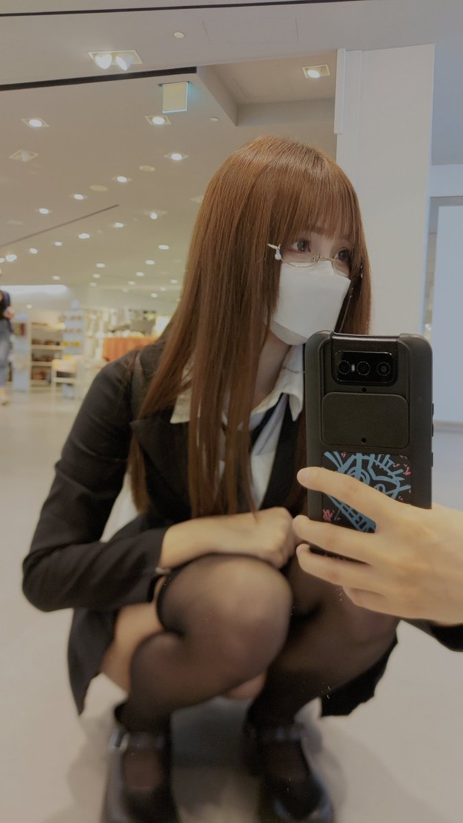 iris920123's tweet photo. 穿成這樣的男人不要被我遇到
不然我見你一次...
愛你一次 😡
（當然是西裝褲不要真的穿百褶裙欸）
#眼鏡っ娘 #眼鏡 
#黑絲 #膝上襪 #大腿襪
#OfficeLady #OL #正裝 
#美腿 #腿 #美足 #蜜大腿 https://t.co/Cx0cYYDzla